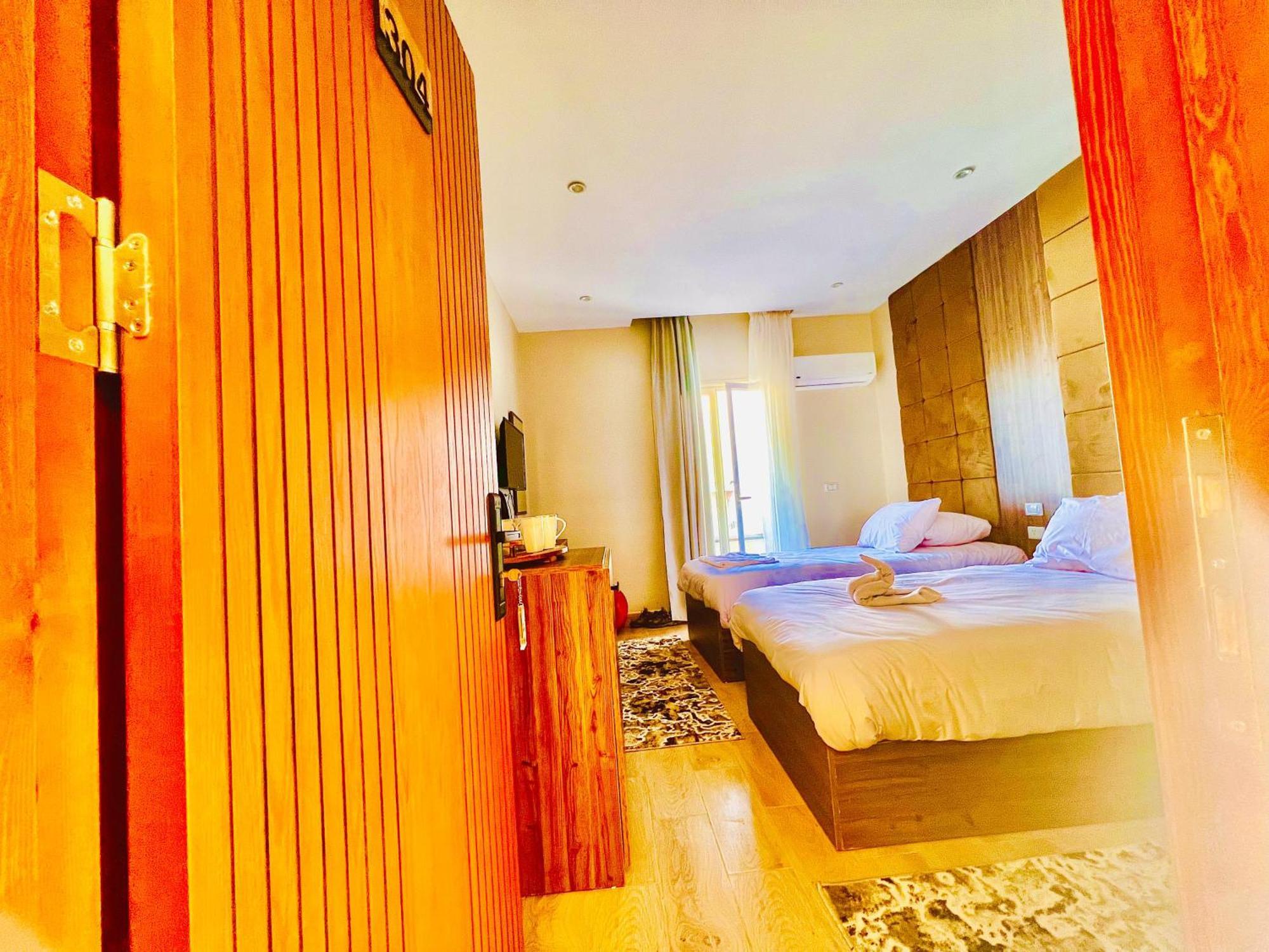 Oro Pyramids View Hotel