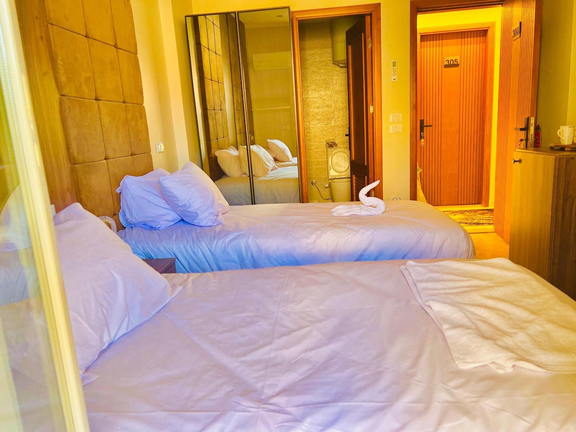Oro Pyramids View Hotel