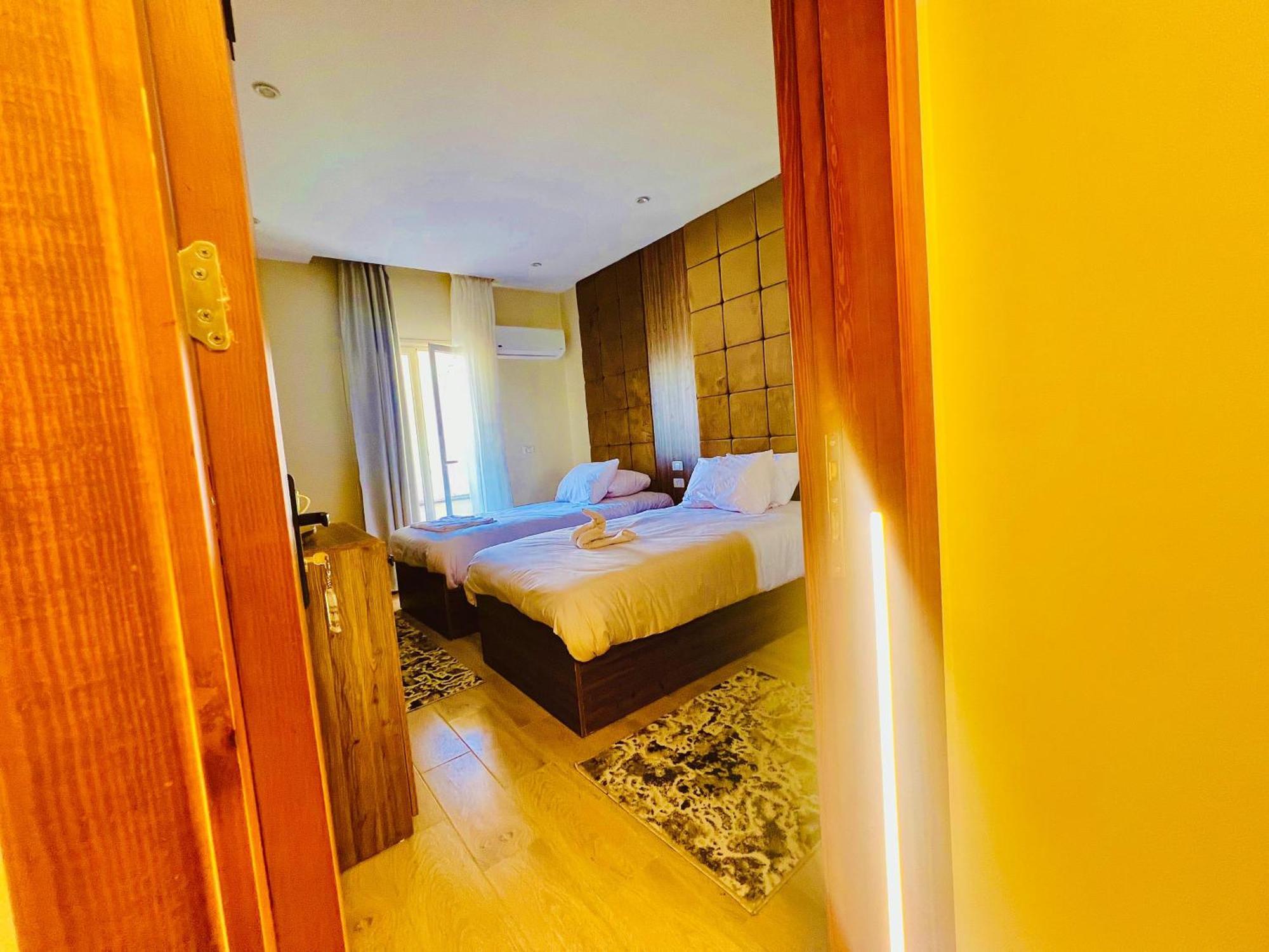 Oro Pyramids View Hotel 3*