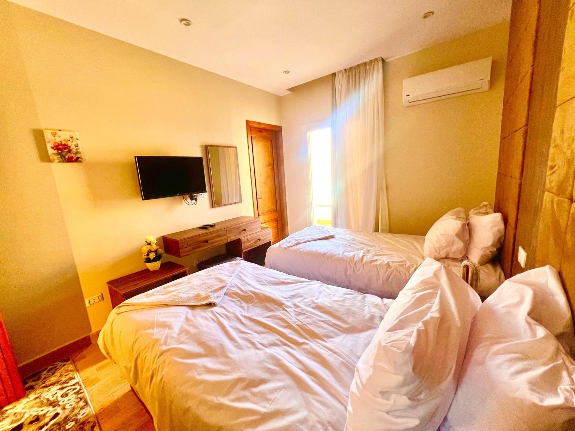 Oro Pyramids View 3*